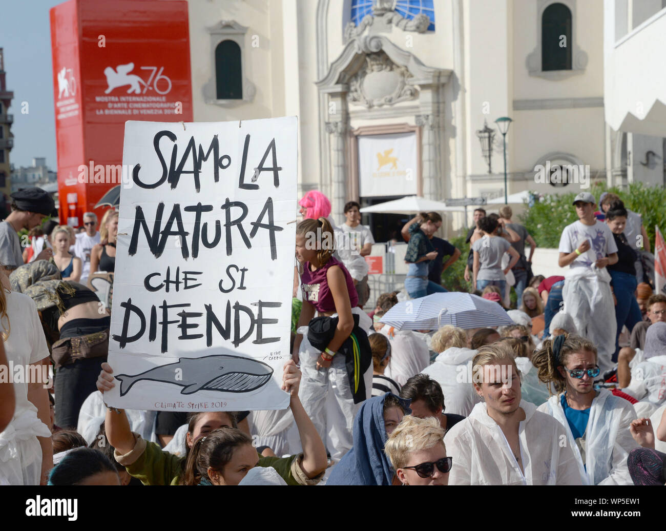 Venise, Italie - 07th Septembre, 2019. Les gens occupent le tapis rouge au cours d'une manifestation contre le changement climatique, avant la cérémonie de remise des Prix Festival International du Film de Venise au Palazzo del Cinema sur Septembre 07, 2019 à Venise, Italie. © Andrea Merola/éveil/Alamy Live News Banque D'Images