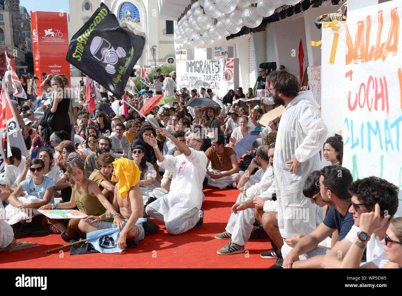 Venise, Italie - 07th Septembre, 2019. Les gens occupent le tapis rouge au cours d'une manifestation contre le changement climatique, avant la cérémonie de remise des Prix Festival International du Film de Venise au Palazzo del Cinema sur Septembre 07, 2019 à Venise, Italie. © Andrea Merola/éveil/Alamy Live News Banque D'Images