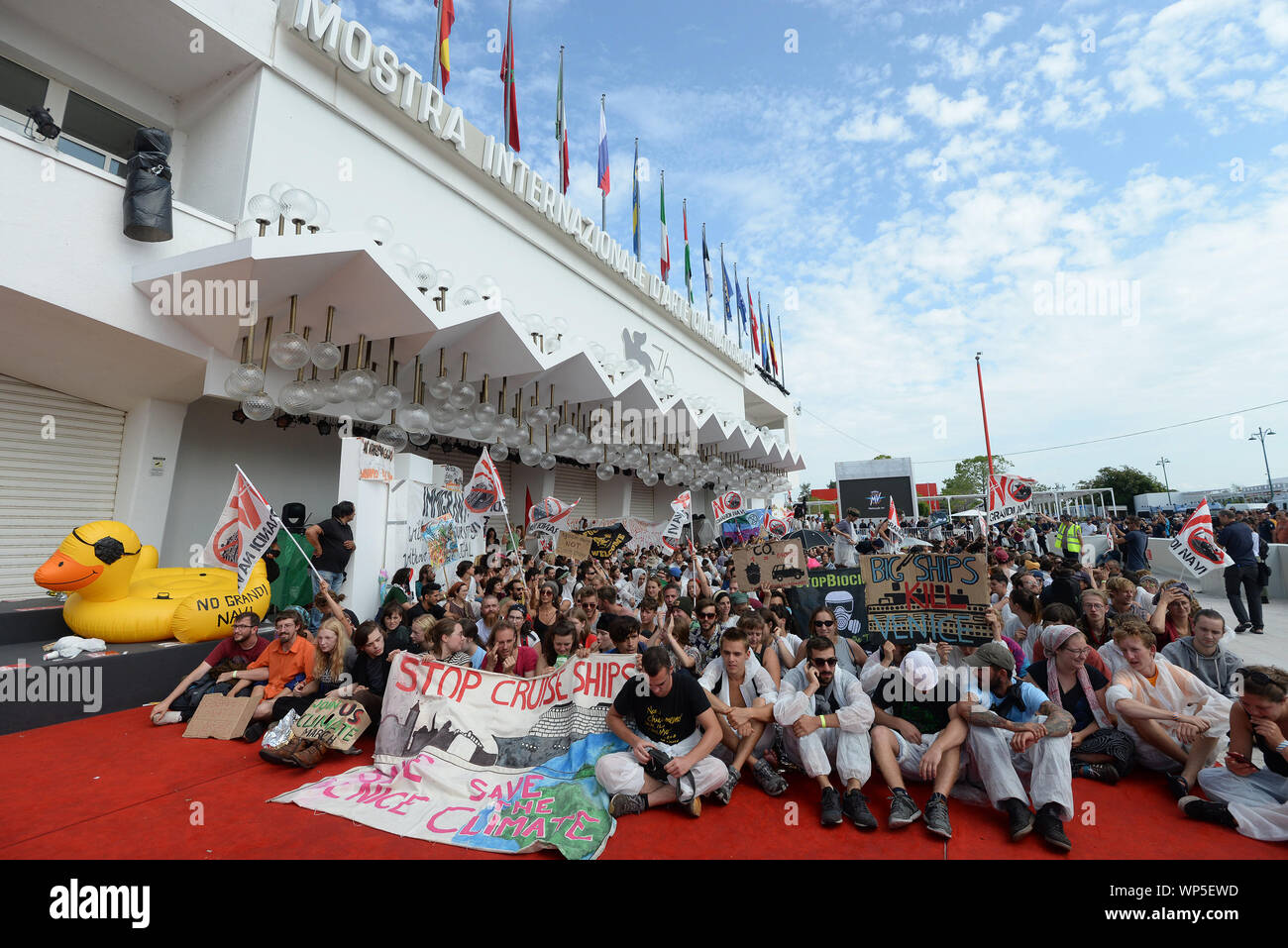 Venise, Italie - 07th Septembre, 2019. Les gens occupent le tapis rouge au cours d'une manifestation contre le changement climatique, avant la cérémonie de remise des Prix Festival International du Film de Venise au Palazzo del Cinema sur Septembre 07, 2019 à Venise, Italie. © Andrea Merola/éveil/Alamy Live News Banque D'Images