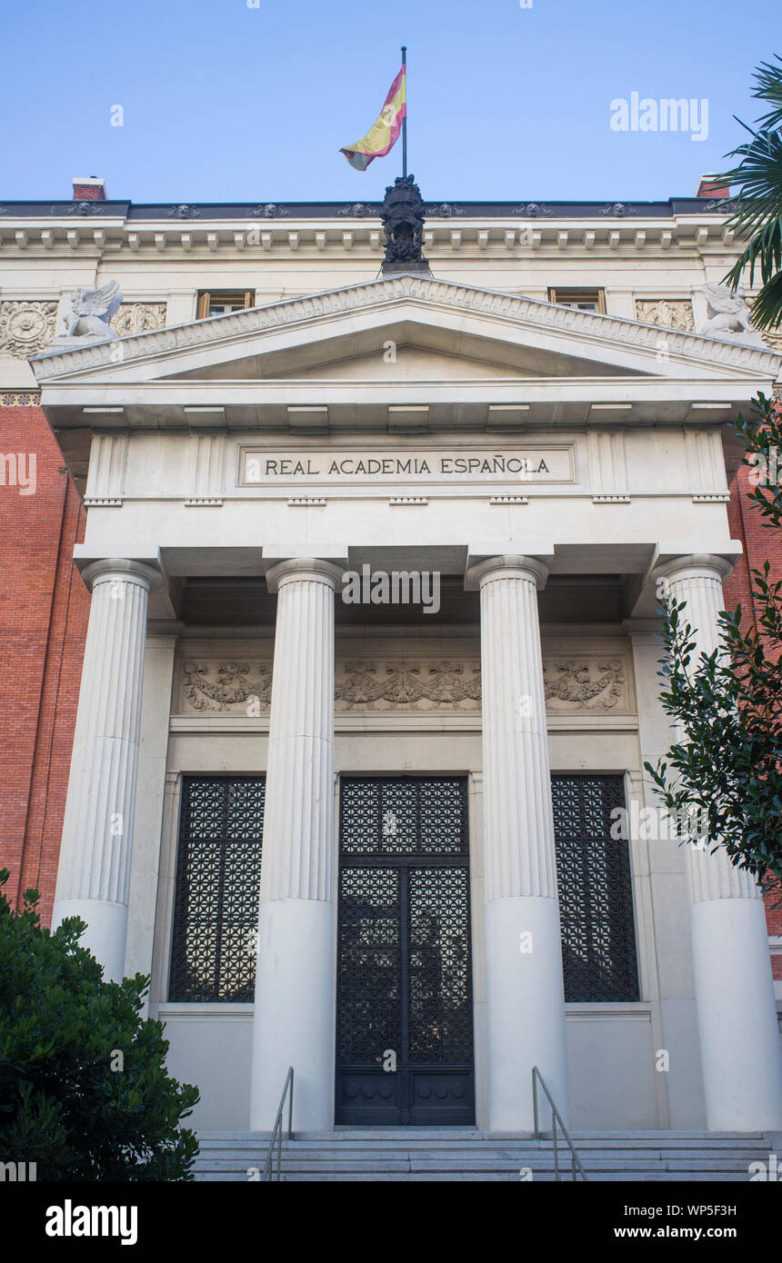 Académie royale espagnole ou RAE, institution qui a pour mission d'assurer la stabilité de la langue espagnole. Façade avant du bâtiment, Madrid, Espagne Banque D'Images
