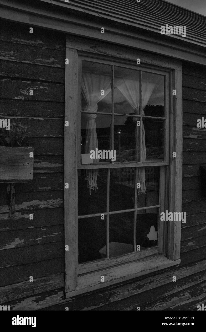 Le noir et blanc créez une vue abstraite de cette fenêtre. Banque D'Images