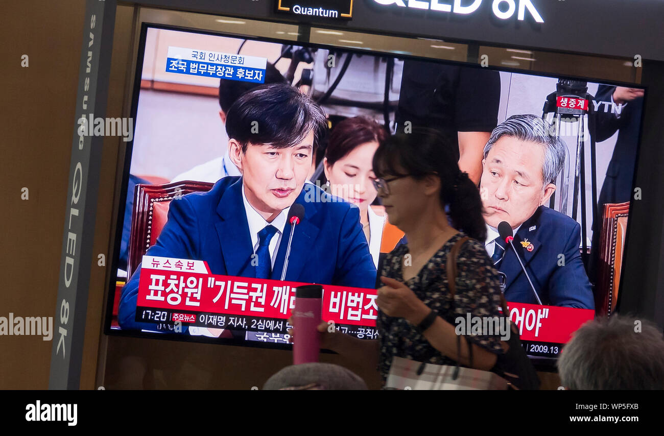 Kuk Cho, Séoul, Corée du Sud, 6 septembre 2019 : les gens à la gare de Séoul à Séoul, Corée du Sud, regardez audience de confirmation sur la Corée du Sud, le ministre de la justice, prête-nom Kuk Cho étant diffusée en direct de l'Assemblée nationale. L'Assemblée nationale Projet de loi et le système judiciaire a tenu la session le Sep 6, près d'un mois après sa nomination Président Moon Jae-In ancien assistant comme ministre de la justice, qui est une figure symbolique pour le gouvernement libéral de la réforme judiciaire. La principale opposition à la liberté des parties de la Corée ont exigé le retrait de Cho avec les soupçons entourant des questions personnelles mais Banque D'Images