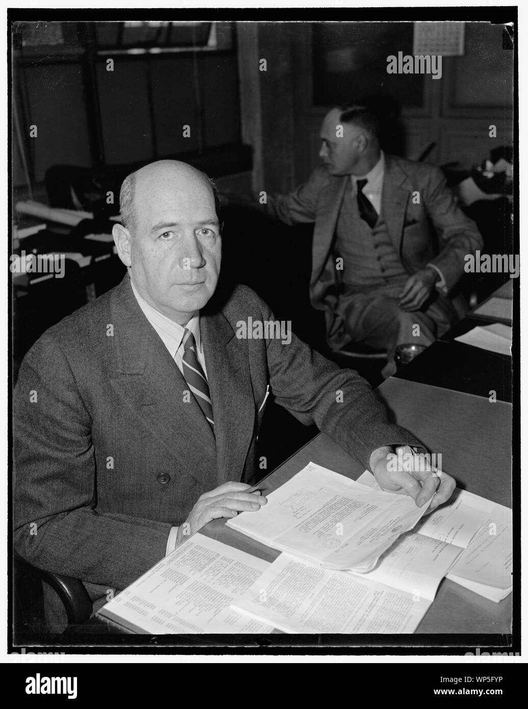 Garde œil sur les achats d'armes des alliés. Washington, D.C., le 27 novembre. Possession d'un des postes les plus responsables à Washington ces jours-ci est le Lieut. Le colonel Charles Hines, secrétaire de l'Army-Navy Munitions Board. Son principal devoir est de voir que les achats d'armes alliées n'interfèrent pas avec la production d'armes de défense aux États-Unis. Il sait comment la Grande-Bretagne et la France ont changé leur acheter des importations de marchandises de guerre normale. Il sait également comment ils sont soigneusement chaque dollar de rationnement des devises étrangères Banque D'Images