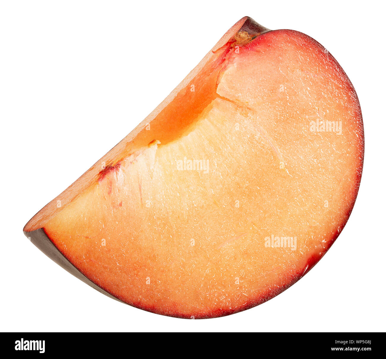 Tranche de prune isolé sur un fond blanc. Banque D'Images