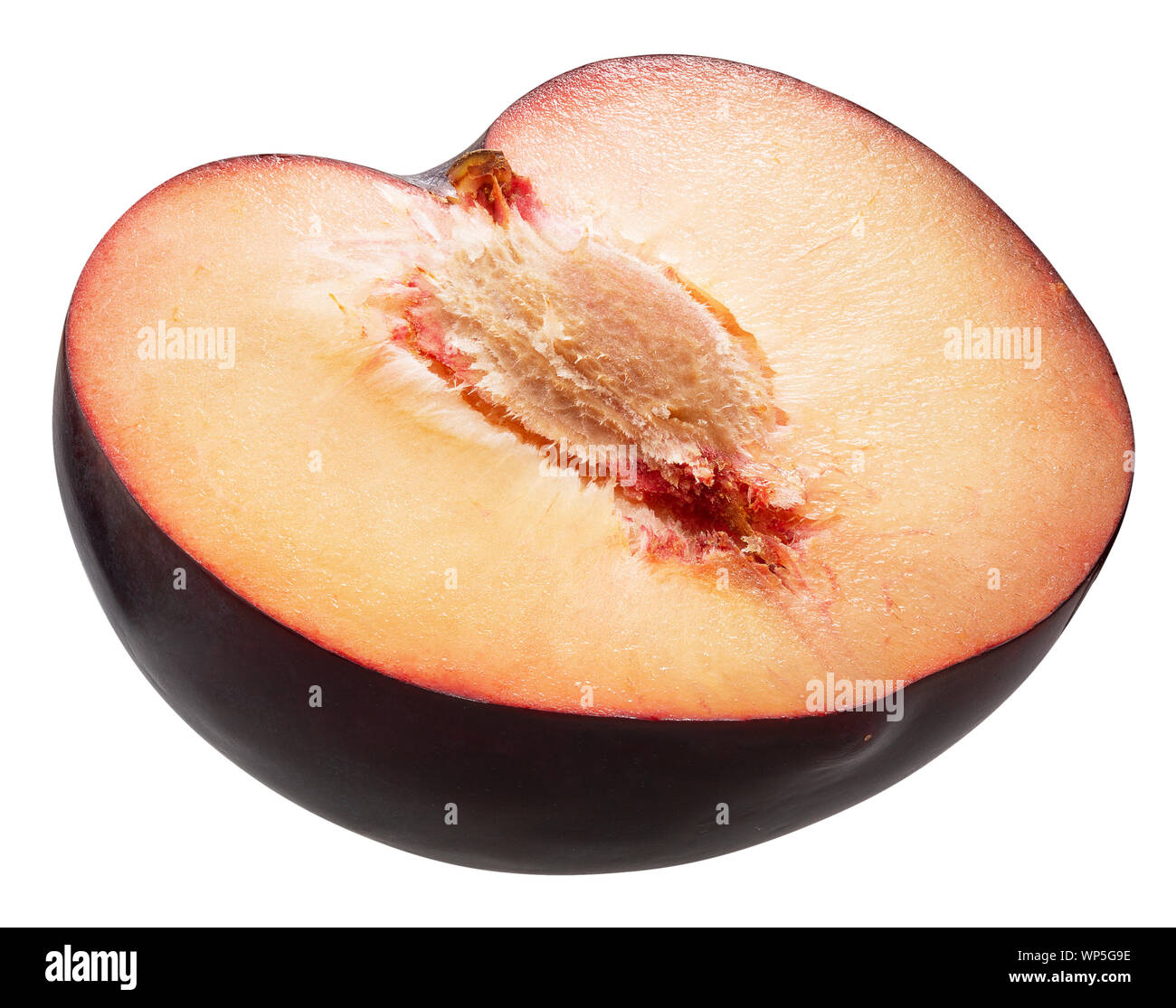 La moitié de prune isolé sur un fond blanc. Banque D'Images