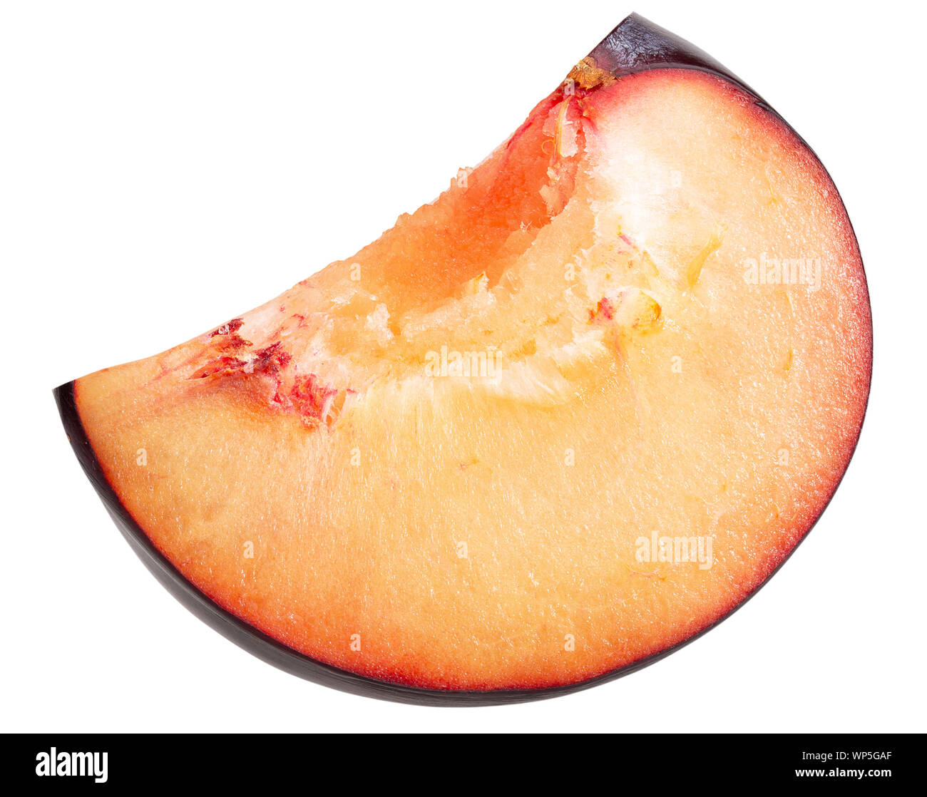 Tranche de prune isolé sur un fond blanc. Banque D'Images
