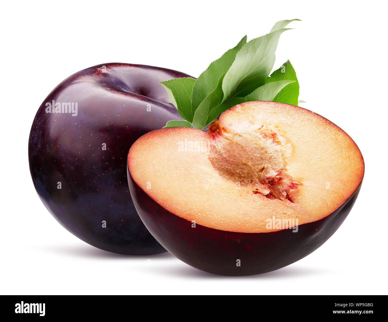 Prune avec des feuilles et la moitié de prune isolé sur un fond blanc. Banque D'Images
