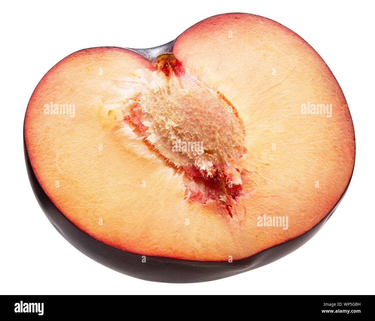 La moitié de prune isolé sur un fond blanc. Banque D'Images