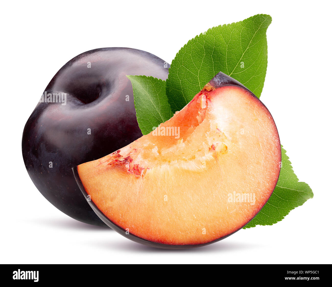 Prune avec des feuilles et de prune tranche isolé sur un fond blanc. Banque D'Images