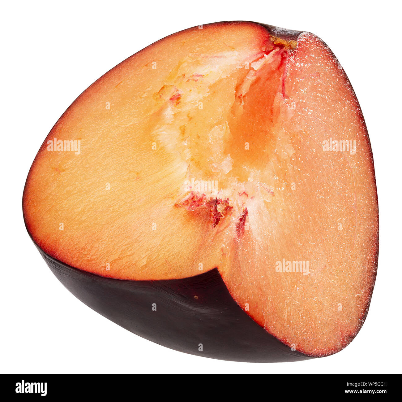 Tranche de prune isolé sur un fond blanc. Banque D'Images