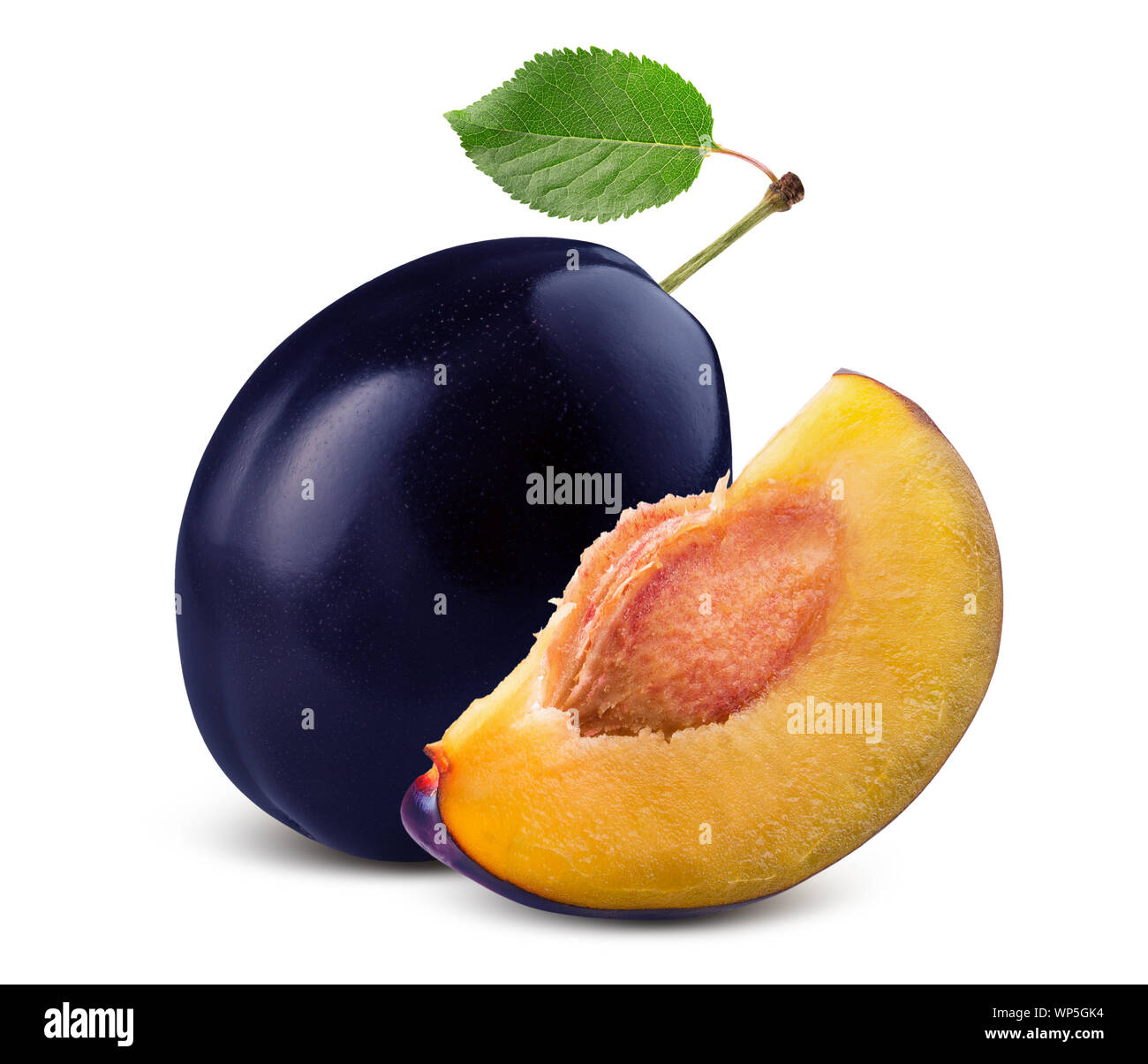 De feuille et de prune prune tranche isolé sur un fond blanc. Banque D'Images