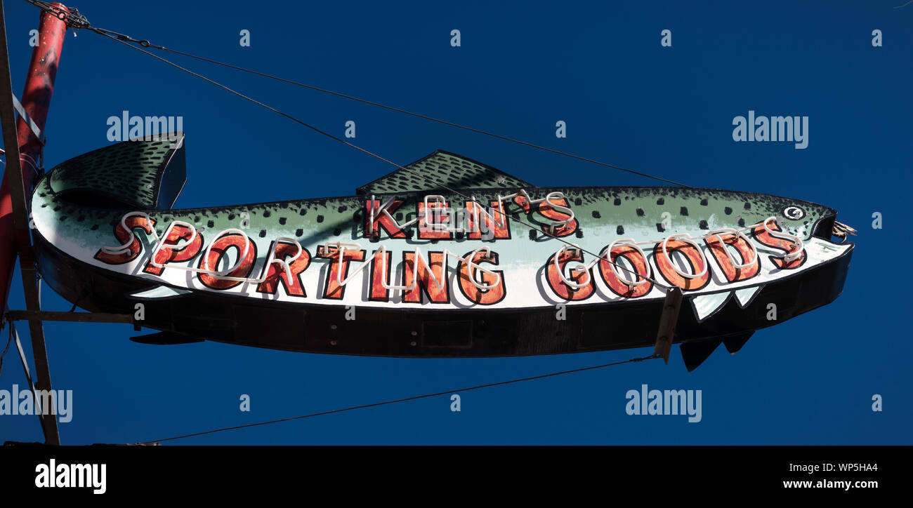 Ken's Sporting Goods signer à Bridgeport, en Californie, sur le versant est de la Sierra Montagnes, et le siège du comté de comté de Mono Banque D'Images