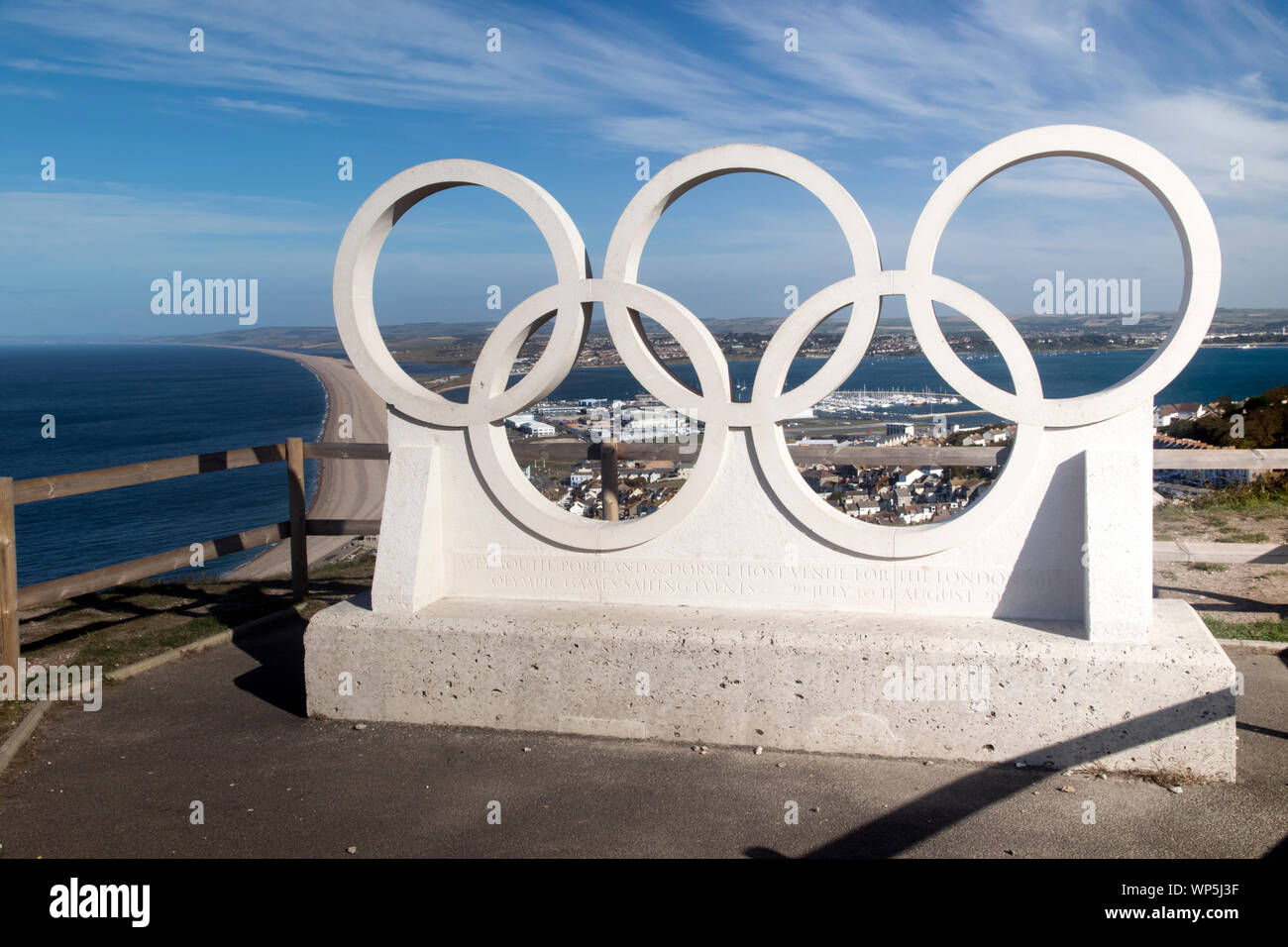 Anneaux olympiques sur Portland faite en pierre de Portland pour célébrer les Jeux de 2012 Banque D'Images