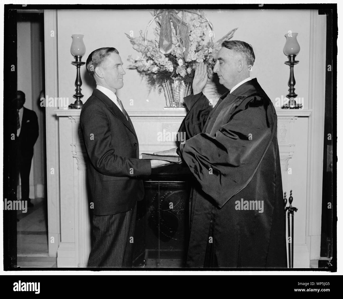 Solon Kentucky prête serment comme juge de D.C. Cour d'appel. Washington, D.C., le 12 mai. Ancien représentant Fred. M. Vinson, du Kentucky, de prêter serment en tant que juge de la Cour du District de Columbia d'appels aujourd'hui par Joseph W. Stewart, greffier de la Cour. Juge Vinson a été nommé l'an dernier par le président Roosevelt à l'accord qu'il continuera dans la maison jusqu'à la loi de l'impôt a été promulguée, 5/12/38 Banque D'Images Solon Kentucky prête serment comme juge de D.C. Cour d'appel. Washington, D.C., le 12 mai. Ancien représentant Fred. M. Vinson, du Kentucky, de prêter serment en tant que juge de la Cour du District de Columbia d'appels aujourd'hui par Joseph W. Stewart, greffier de la Cour. Juge Vinson a été nommé l'an dernier par le président Roosevelt à l'accord qu'il continuera dans la maison jusqu'à la loi de l'impôt a été promulguée, 5/12/38 Banque D'Images