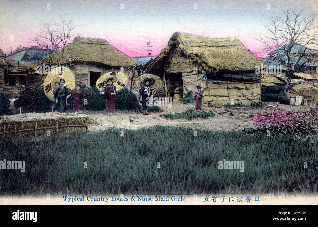 [ 1900 - Japon Enfant Nursemaids japonais et des bâtiments avec des toits de chaume ] - Komori en face de bâtiments ruraux, avec des toits de chaume. Komori étaient de jeunes filles de familles pauvres qui ont été engagés par l'année d'aider les mères de classe moyenne et supérieure dans le soin de leur enfant. En plus d'effectuer le bébé autour, la komori pourrait aussi aider un peu avec les travaux ménagers. Komori a reçu de la nourriture, le logement, les vêtements, et parfois un peu d'argent. 20e siècle vintage carte postale. Banque D'Images