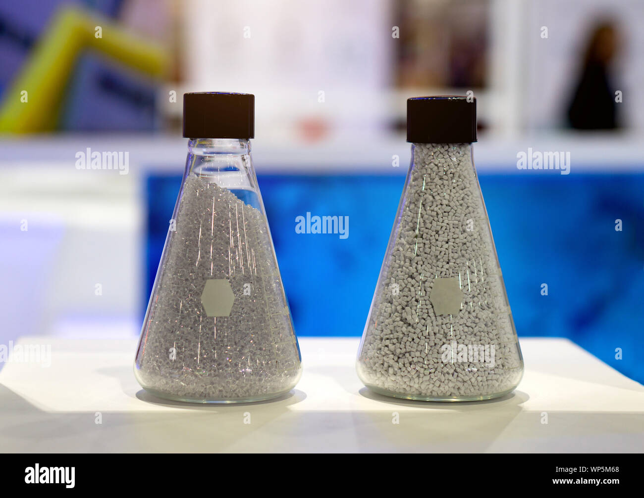 Les petites granules de plastique qui sont des matières premières pour la production ou le recyclage du plastique. Banque D'Images