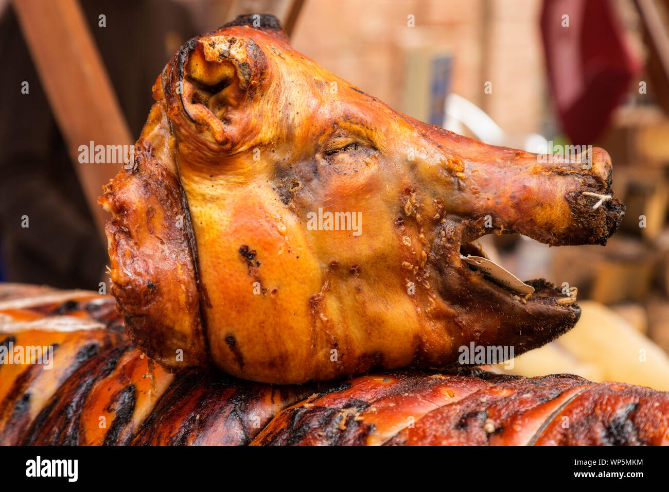Tête de porc rôti à un marché en plein air Banque D'Images