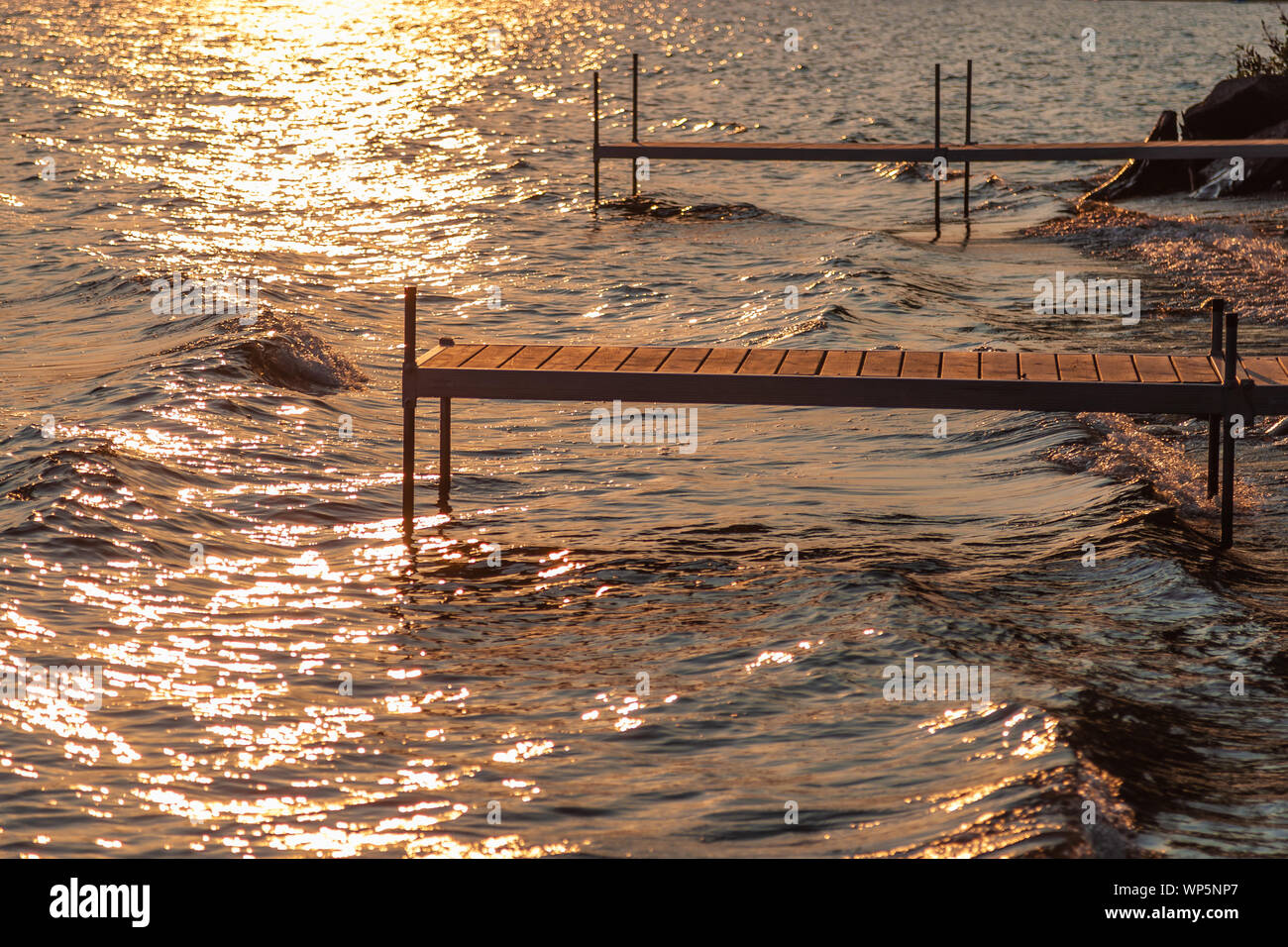 Un dock au coucher du soleil sur le lac Willoughby, VT, USA Banque D'Images