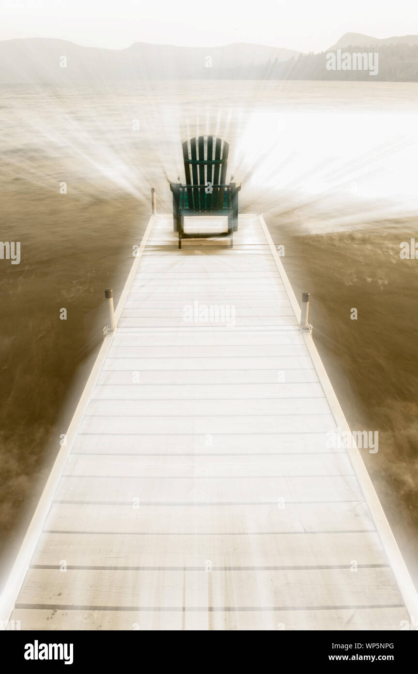 Digitall manipulé image d'une chaise Adirondack sur un quai, New York USA Banque D'Images