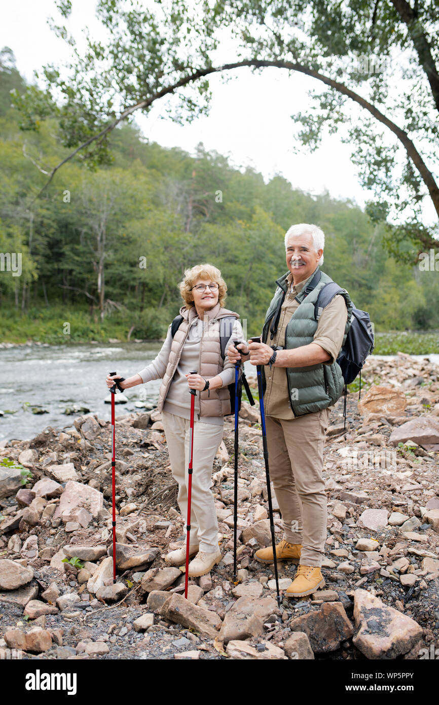 Senior homme et femme avec des bâtons de trekking sur les pierres debout Banque D'Images