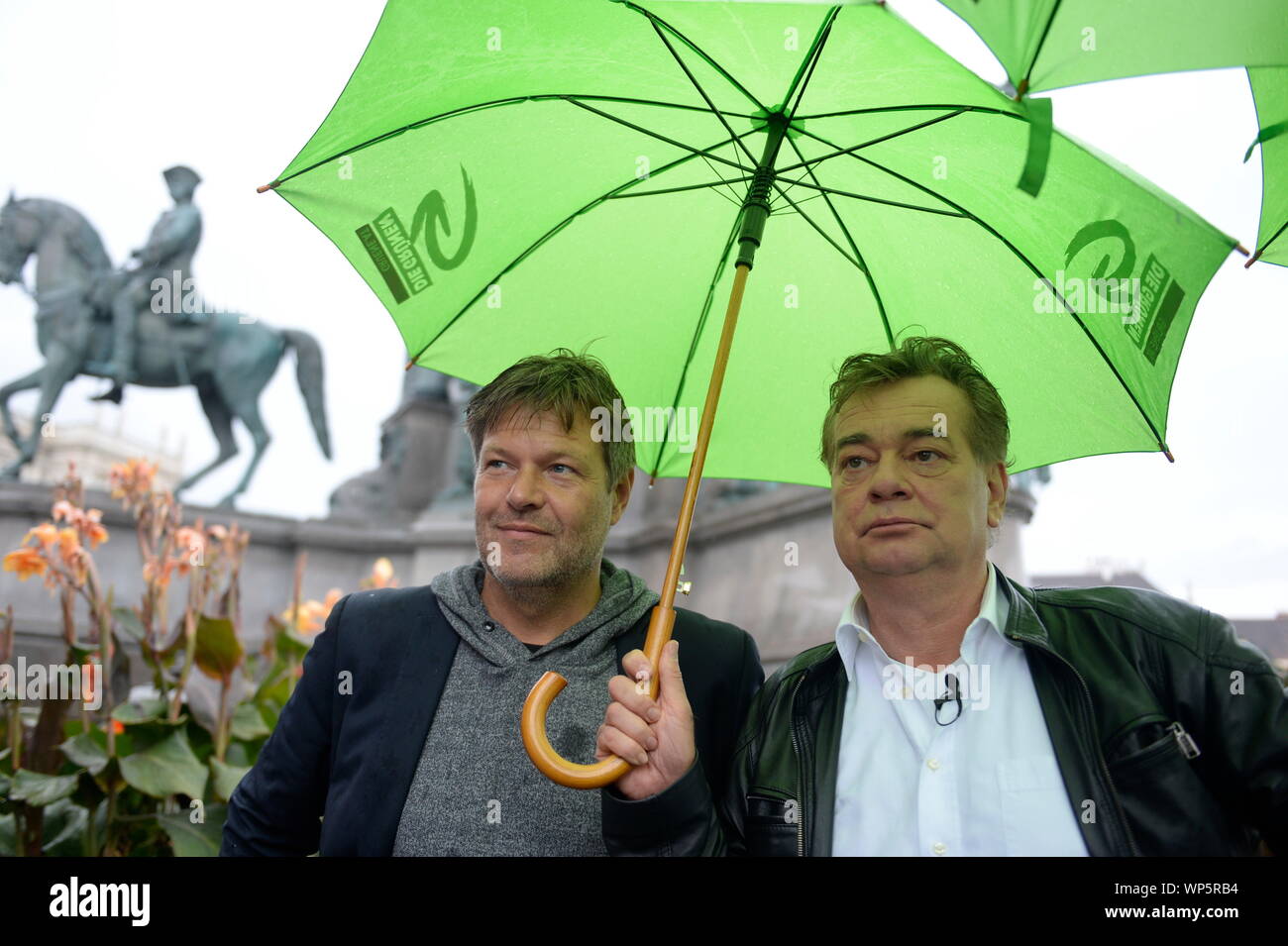 Vienne, Autriche, 07th Nov, 2019. Les Verts autrichiens commencent par le premier candidat (R) Werner Kogler et chef du Parti Vert allemand (L) Robert Habeck dans la campagne électorale pour les élections du Conseil National en 2019. Credit : Franz Perc / Alamy Live News Banque D'Images