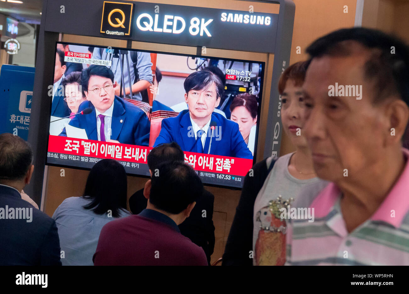 Kuk Cho, Séoul, Corée du Sud, le 06 Sept 2019 : les gens à la gare de Séoul à Séoul, Corée du Sud, regardez audience de confirmation sur la Corée du Sud, le ministre de la justice, prête-nom Kuk Cho étant diffusée en direct de l'Assemblée nationale. L'Assemblée nationale Projet de loi et le système judiciaire a tenu la session le Sep 6, près d'un mois après sa nomination Président Moon Jae-In ancien assistant comme ministre de la justice, qui est une figure symbolique pour le gouvernement libéral de la réforme judiciaire. La principale opposition à la liberté des parties de la Corée ont exigé le retrait de Cho avec les soupçons entourant des questions personnelles mais C Banque D'Images