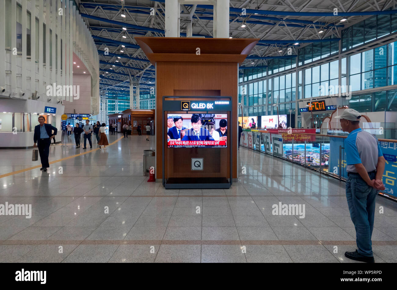 Kuk Cho, Séoul, Corée du Sud, le 06 Sept 2019 : un écran de télévision à la gare de Séoul à Séoul, Corée du Sud, l'audience de confirmation indique le ministre de la justice de la Corée du Sud prête-nom Kuk Cho étant diffusée en direct de l'Assemblée nationale. L'Assemblée nationale Projet de loi et le système judiciaire a tenu la session le Sep 6, près d'un mois après sa nomination Président Moon Jae-In ancien assistant comme ministre de la justice, qui est une figure symbolique pour le gouvernement libéral de la réforme judiciaire. La principale opposition à la liberté des parties de la Corée ont exigé le retrait de Cho avec les soupçons entourant les questions personnelles Banque D'Images