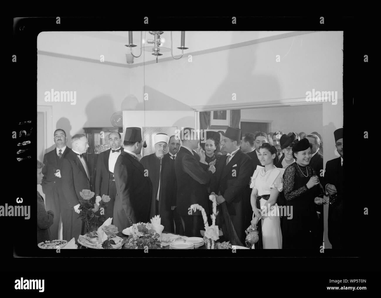Célébrations de l'anniversaire du roi Farouk dans J'lem. [C.-à-d., Jérusalem]. Dans le groupe bouffet [c.-à-d., buffet] prix Banque D'Images