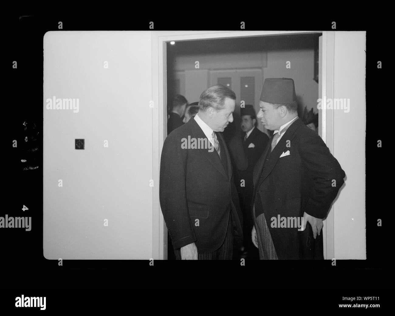 Célébrations de l'anniversaire du roi Farouk dans J'lem. [C.-à-d., Jérusalem]. L'avocat général américain, M. Wadsworth, prendre congé de l'avocat général égyptien Banque D'Images