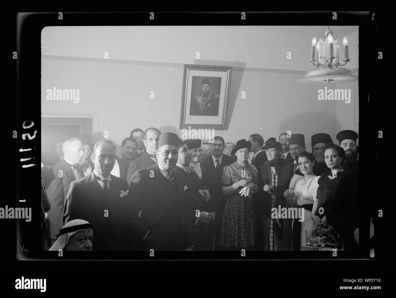 Célébrations de l'anniversaire du roi Farouk dans J'lem. [C.-à-d., Jérusalem]. Groupe dans la salle de réception, avec l'avocat égyptien Gen[nes] Ministère de la santé. Khayrat Bey Banque D'Images