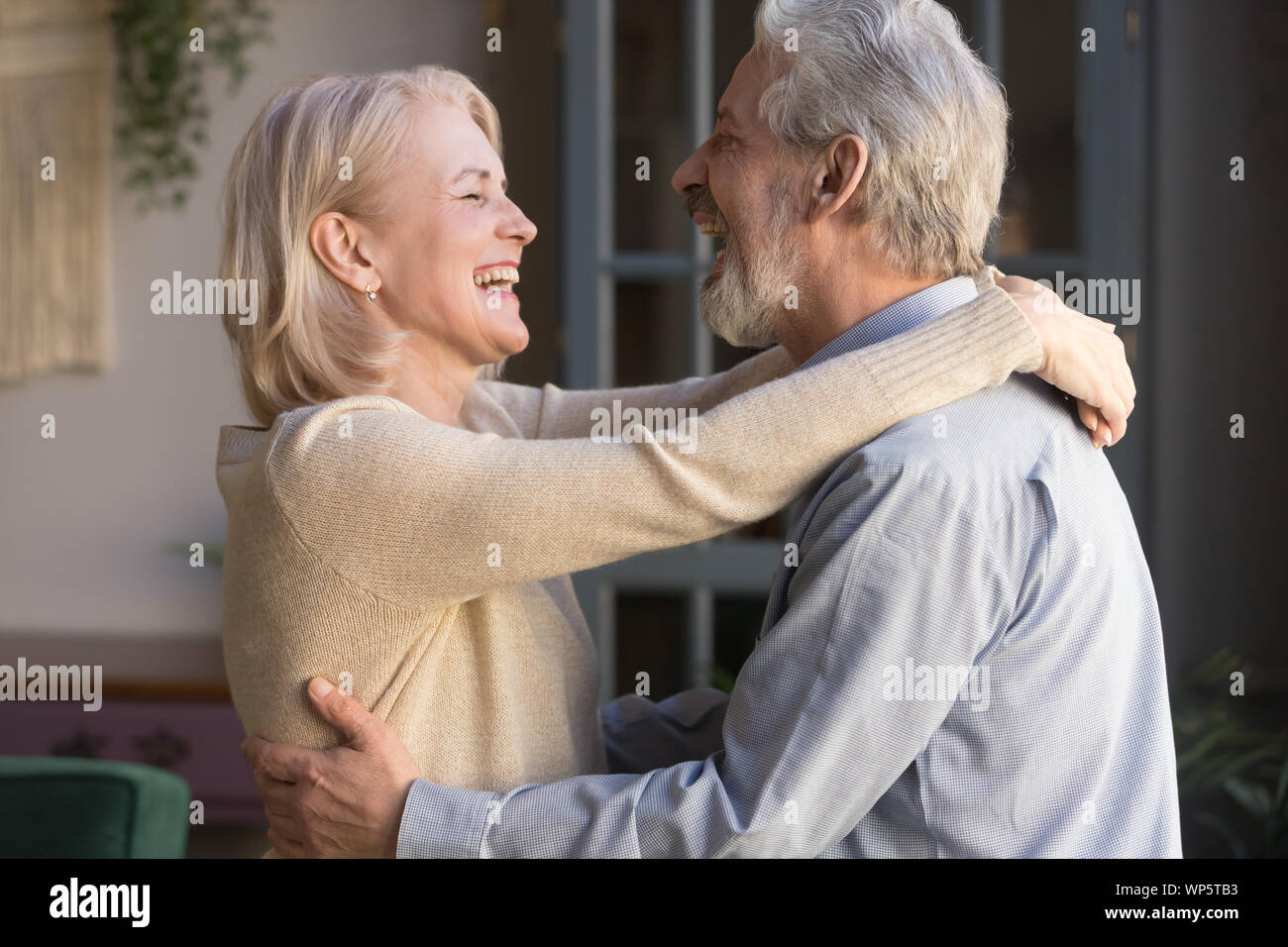 Happy senior couple détendez-vous danser ensemble, à la maison Banque D'Images