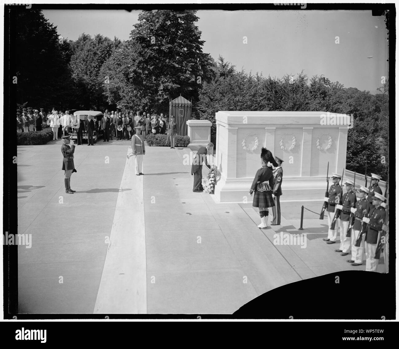 Le roi George VI de Grande-bretagne portant couronne au Tombeau du Soldat inconnu, au cours de son déplacement à Washington. Banque D'Images