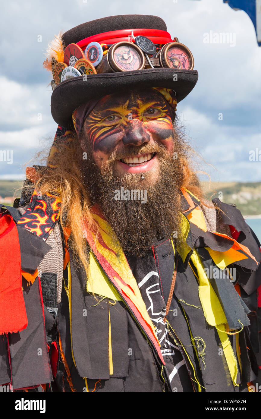 Swanage, Dorset, UK. 7 septembre 2019. Les foules affluent vers la ville balnéaire de Swanage à profiter de la danse, avec plus de 50 équipes, notamment de la danse morris dancing au Festival Folk de Swanage. Morris dancer, membre de lambeaux et Tails morris dancers côté. Credit : Carolyn Jenkins/Alamy Live News Banque D'Images