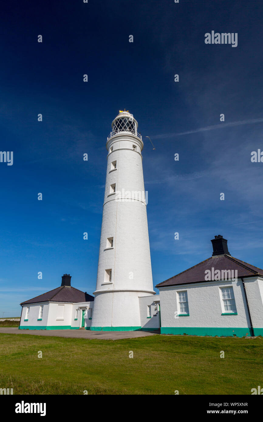 Nash Point Lighthouse et son ancien keeper's cottages donnant sur le canal de Bristol, Glamorgan, Pays de Galles, Royaume-Uni Banque D'Images