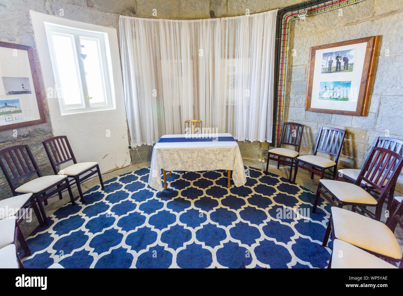 La "salle de mariage" à l'intérieur de Nash Point Lighthouse donnant sur le canal de Bristol, Glamorgan, Pays de Galles, Royaume-Uni Banque D'Images