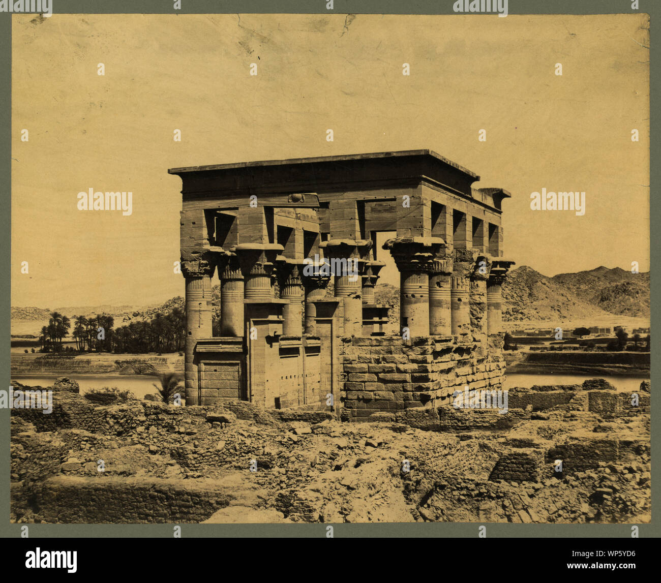 Kiosque de l'empereur Trajan (lit du Pharaon), île de Philae, Egypte] / A. Beato Banque D'Images