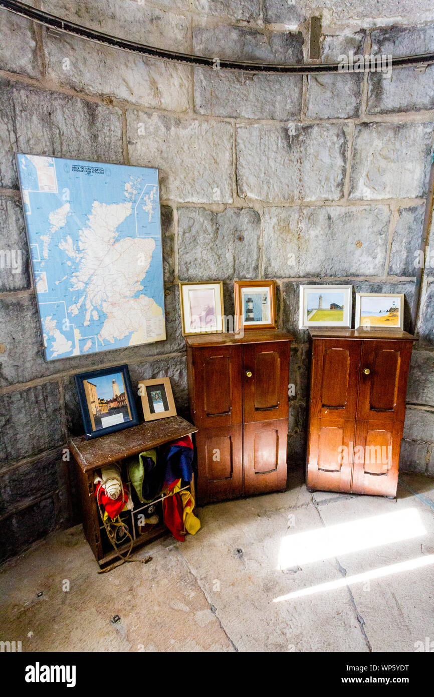 Le casier à l'intérieur du pavillon Nash Point Lighthouse donnant sur le canal de Bristol, Glamorgan, Pays de Galles, Royaume-Uni Banque D'Images