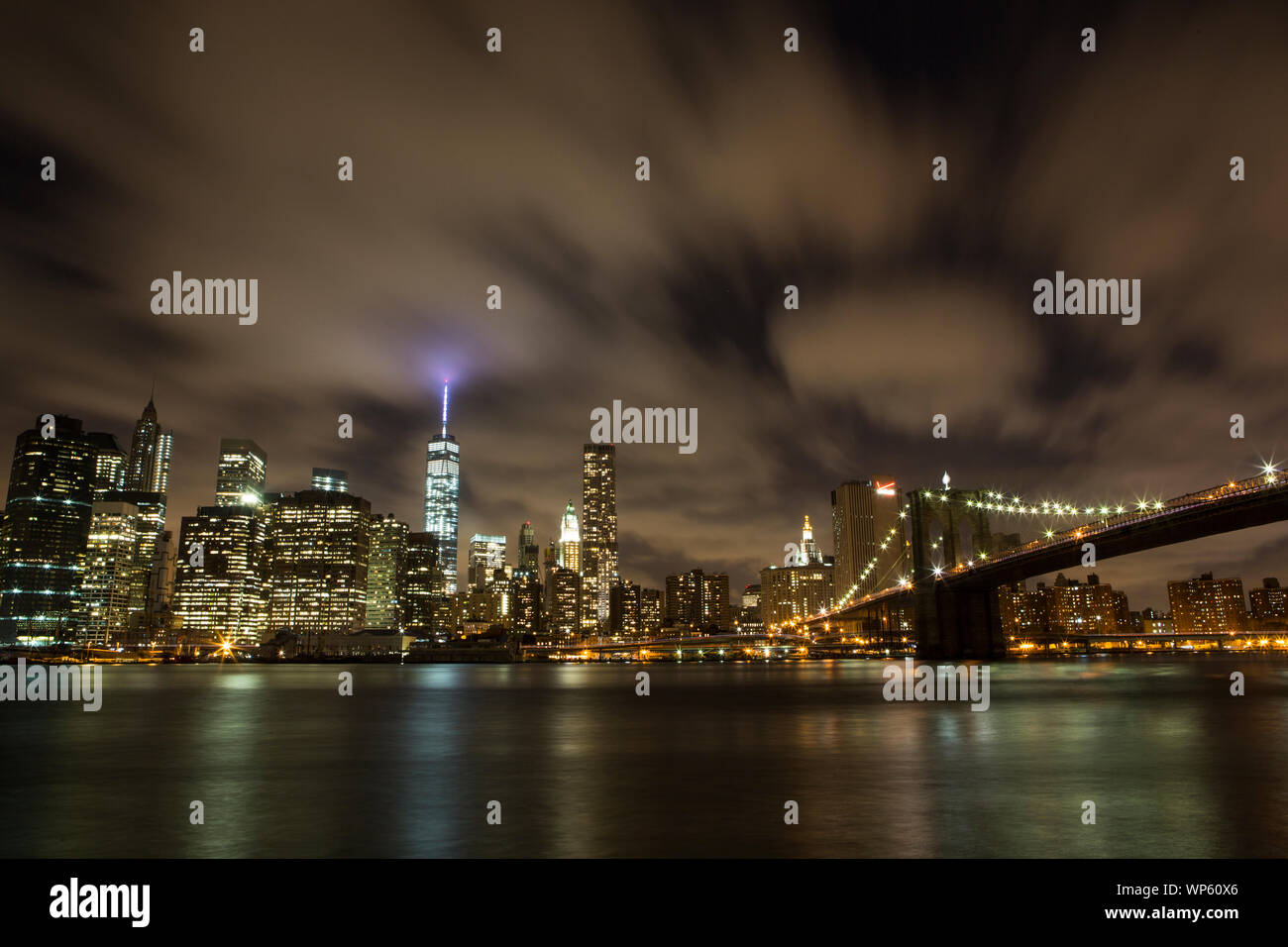 L'exposition longue vue de nuit sur les toits de Manhattan. Banque D'Images