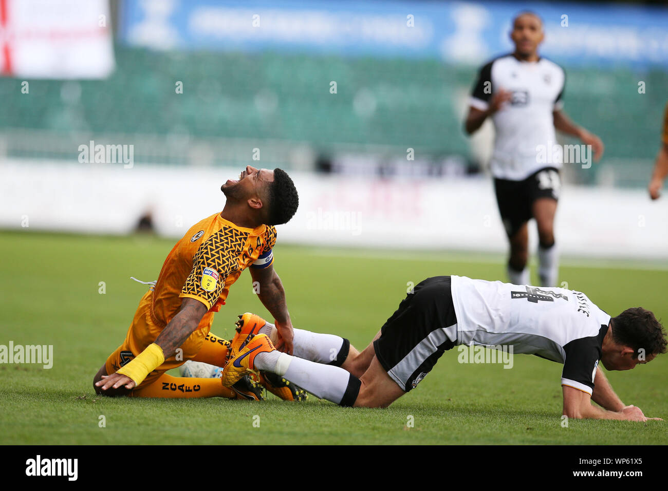 Newport, Royaume-Uni. 07Th Nov, 2019. Joss Labadie du comté de Newport (l) est abordé par Luke Joyce de Port Vale. L'EFL Skybet deux ligue de football, Newport county v Port Vale FC à Rodney Parade à Newport, Pays de Galles le samedi 7 septembre 2019. Ce droit ne peut être utilisé qu'à des fins rédactionnelles. Usage éditorial uniquement, licence requise pour un usage commercial. Aucune utilisation de pari, de jeux ou d'un seul club/ligue/dvd publications. Photos par Andrew Andrew/Verger Verger la photographie de sport/Alamy live news Crédit : Andrew Orchard la photographie de sport/Alamy Live News Banque D'Images