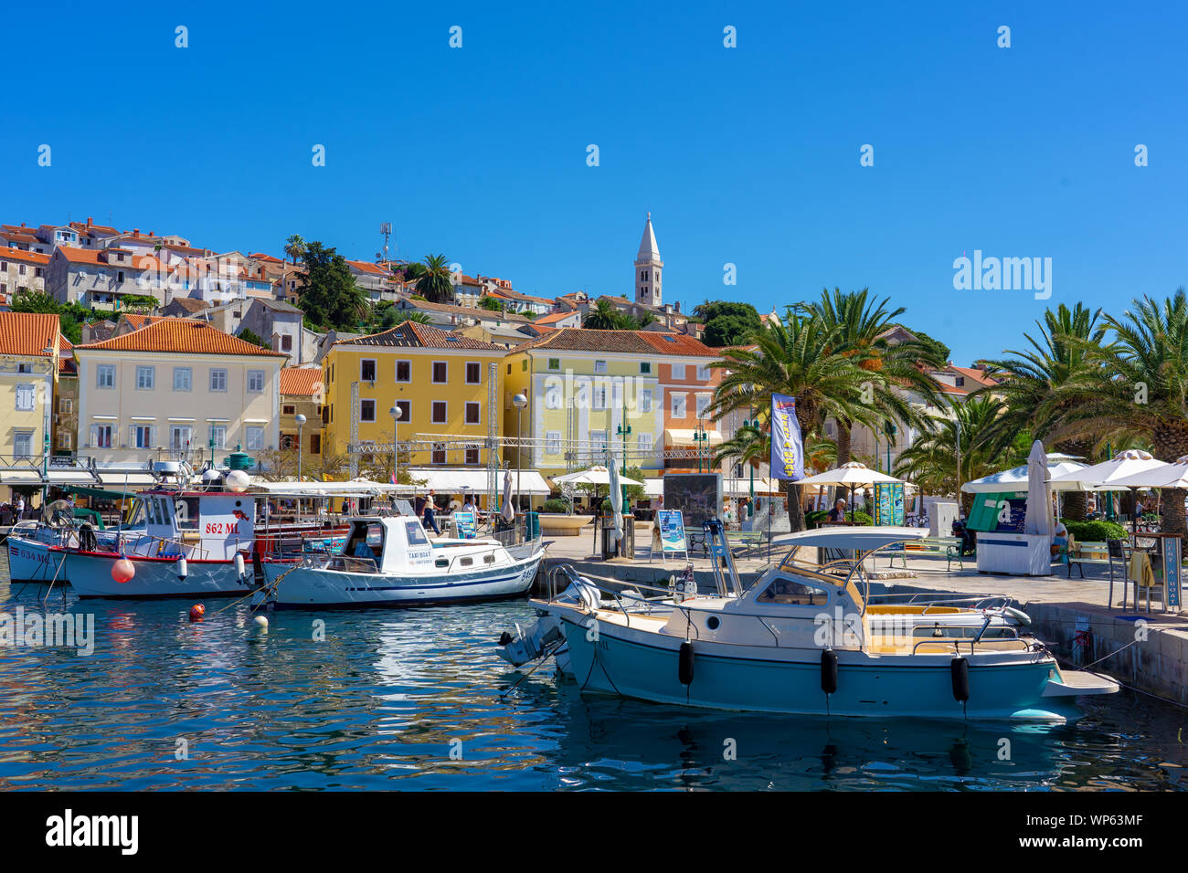 09.04.2019. Mali Losinj, Croatie : bateaux dans Mali Losinj Island port croatie avec bâtiments colorés Banque D'Images