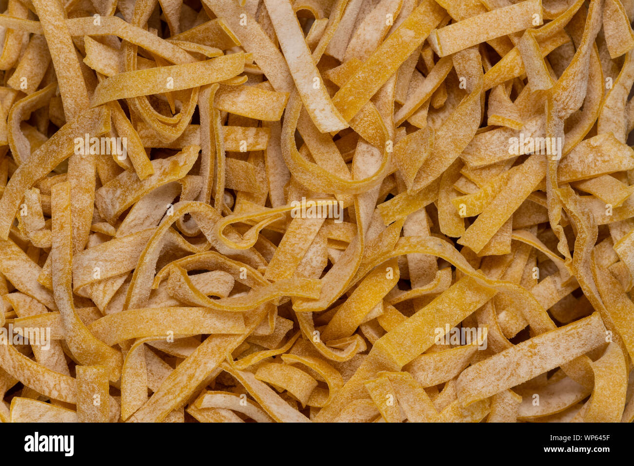 La texture des nouilles aux oeufs à sec de matières premières ou de pâtes. Resto italien food concept. Banque D'Images