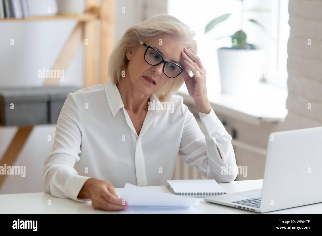 Pensive woman thinking de problème solution in office Banque D'Images