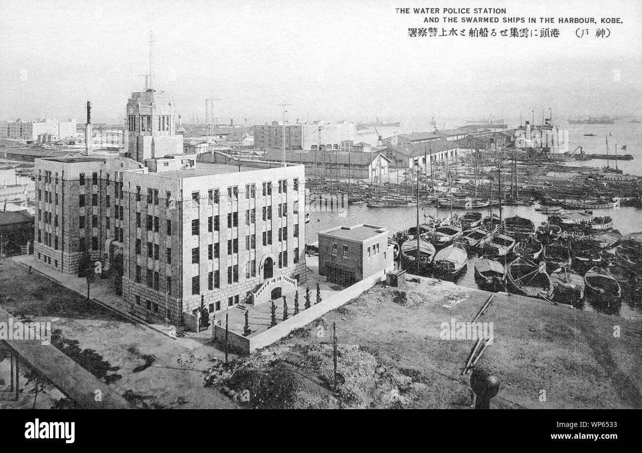 [ 1920 Japon - Bateaux du port Kobe ] - vue sur le port de Kobe. Le grand bâtiment en face est le poste de police de l'eau de Kobe (神戸水上警察署 Suijo Keisatsusho, Kobe) sur Kaigandori, également connu sous le nom de Bund. Le bâtiment a été achevé en 1925 (Taisho 14) et utilisés par le Kobe Kobe, Police de l'eau l'administration des douanes et le service des Communications d'Osaka (大阪逓信局). Les bateaux sont appelés (hashike 艀), barges utilisés pour charger et décharger les bateaux amarrés au large. 20e siècle vintage carte postale. Banque D'Images