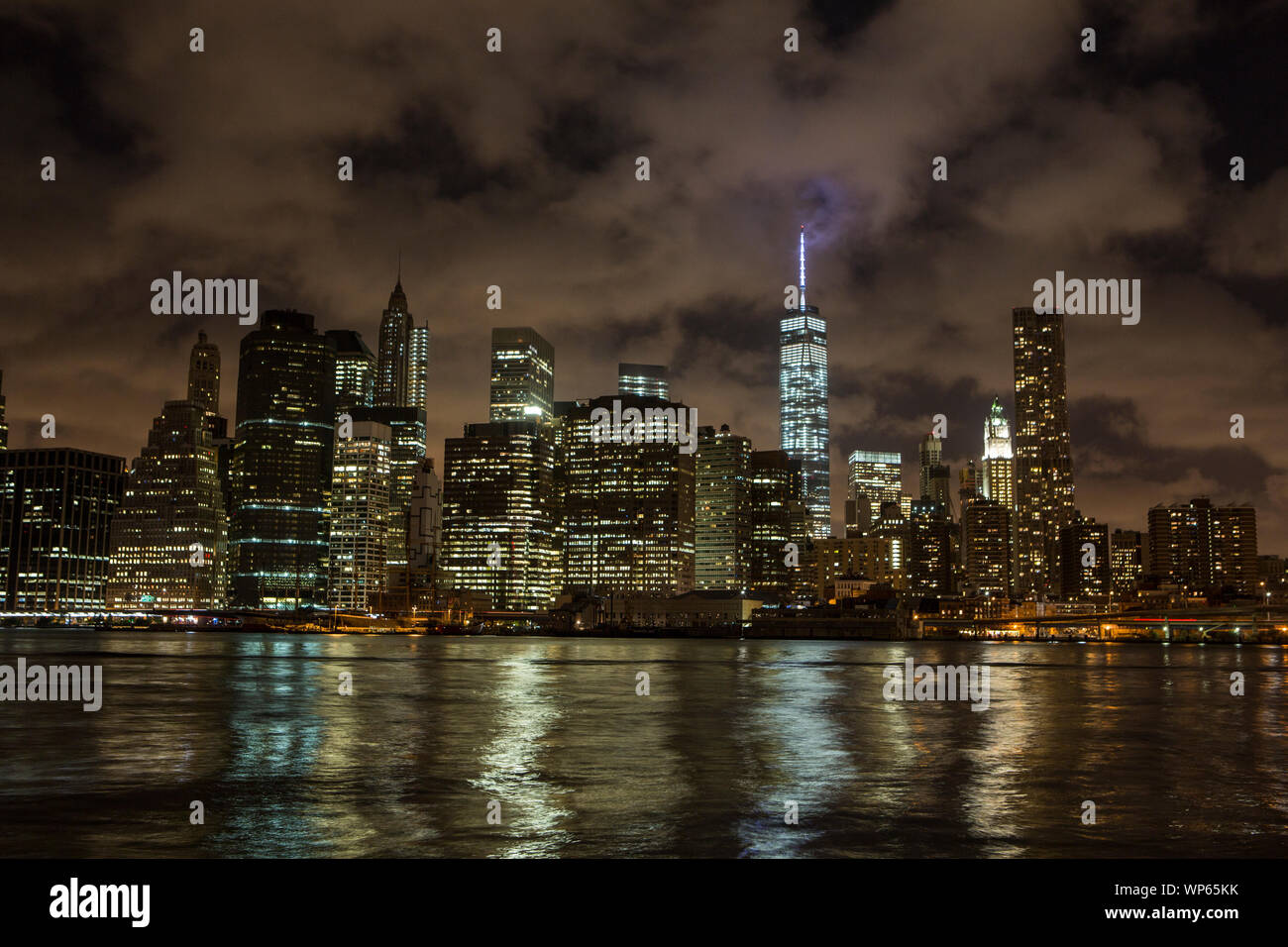 Manhattan skyline at night, vu de Dumbo, Brooklyn. Banque D'Images
