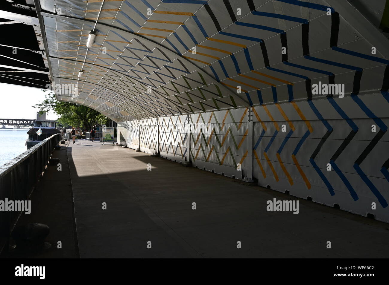 Chicago, Illinois 08-09-19 passage souterrain à pied de la rivière Chicago décoratifs sous le pont clair matin d'été sans nuages. Banque D'Images