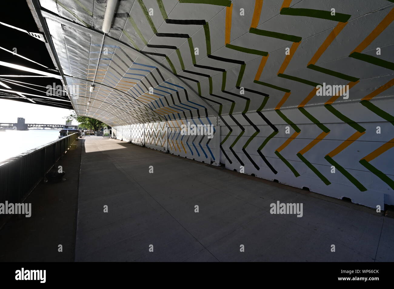 Chicago, Illinois 08-09-19 passage souterrain à pied de la rivière Chicago décoratifs sous le pont clair matin d'été sans nuages. Banque D'Images