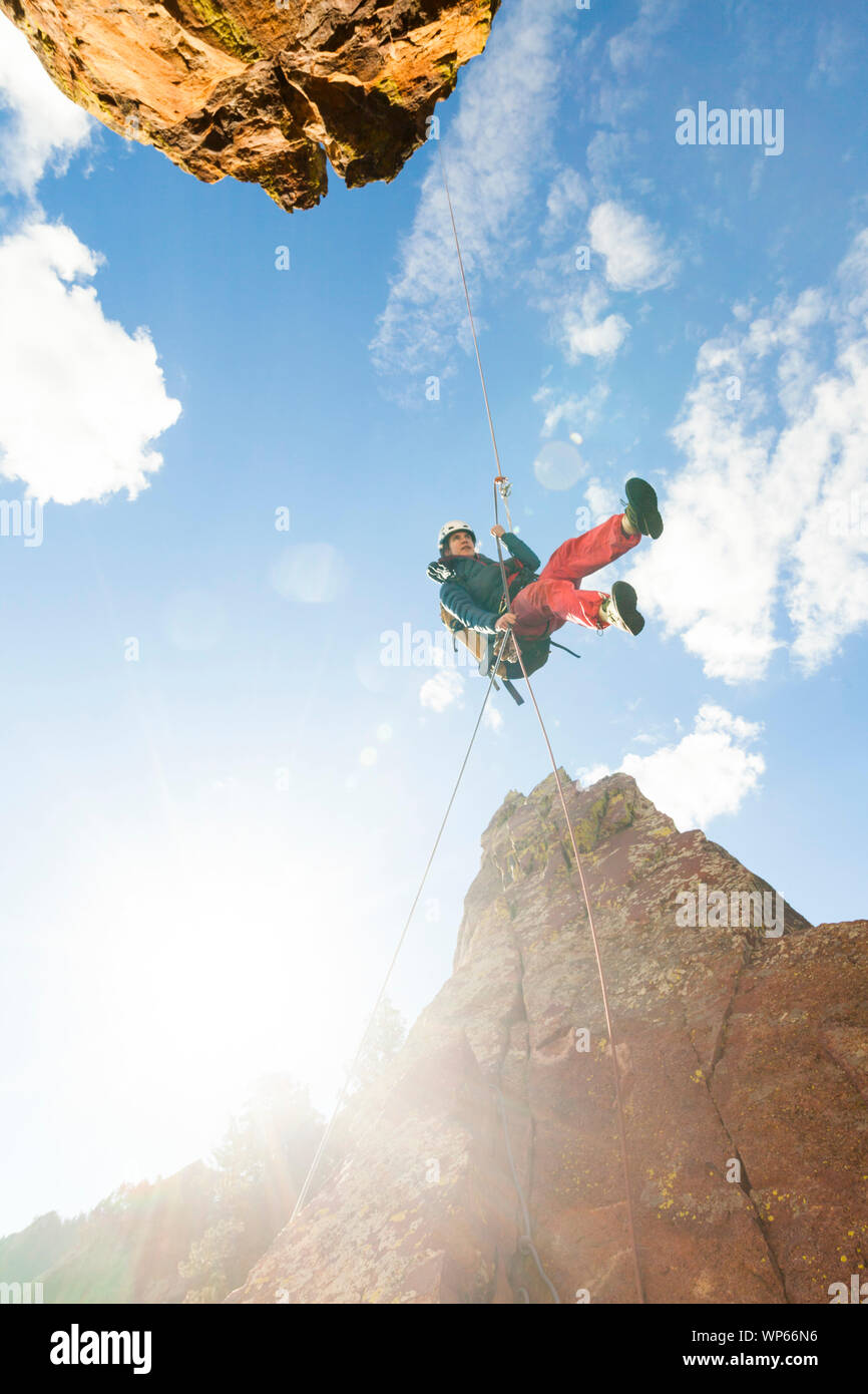 Mylène Jacquemart rappels du sommet de la jeune fille en l'Flatirons au-dessus de Boulder, Colorado. Banque D'Images