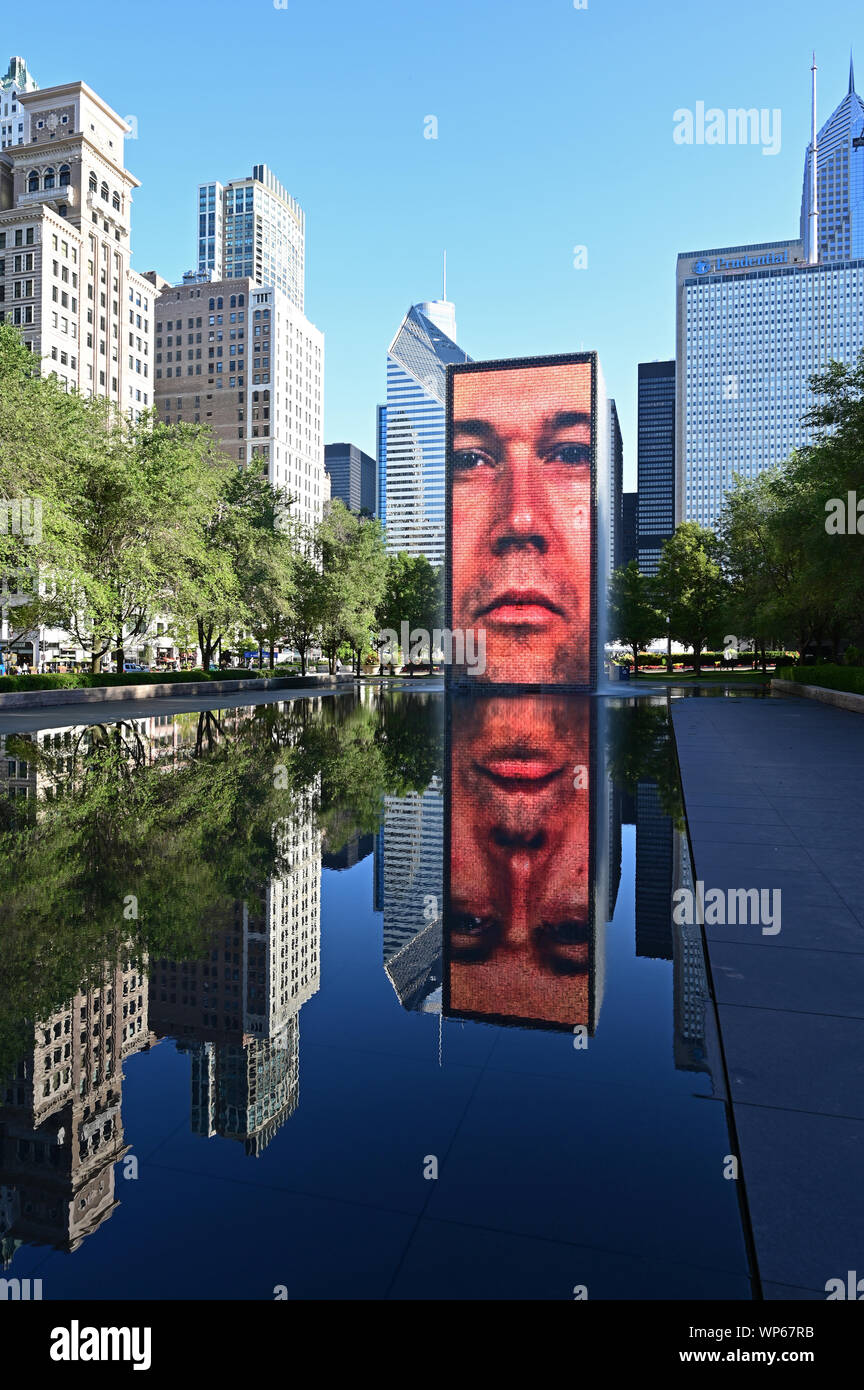 Chicago, Illinois 08-09-19 couronne vidéo Fontaine sculture par Jaume Plensa et réflexion dans le Millennium Park sur le début de l'été sans nuages matin. Banque D'Images