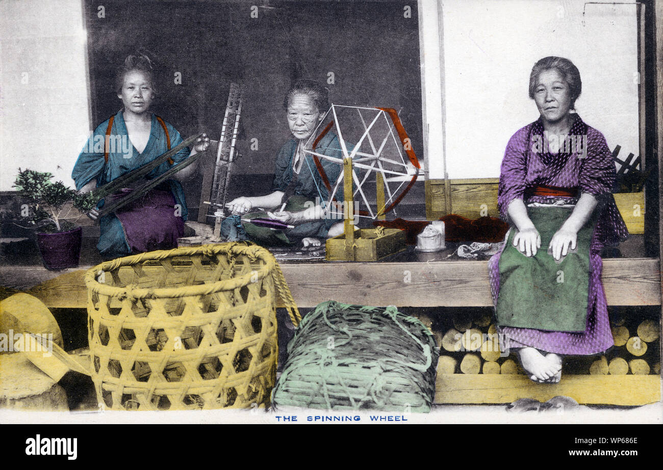 [ 1920 - Japon ] filature japonaise des Femmes - trois femmes en yukata avec une roue qui tourne. Cette carte postale est d'une série sur l'agriculture japonaise, appelé Farmer La vie au Japon. 20e siècle vintage carte postale. Banque D'Images