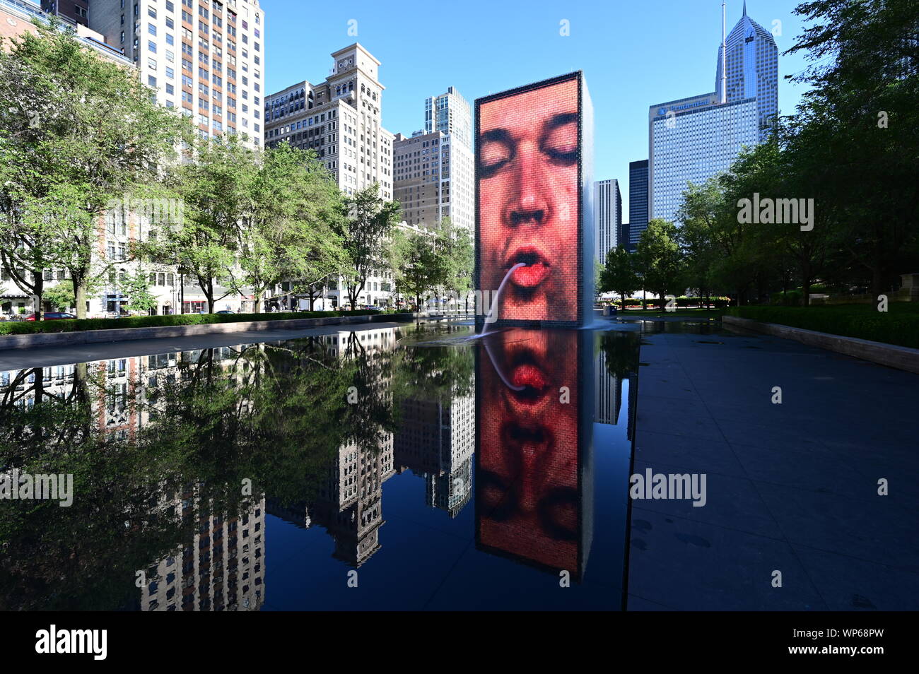 Chicago, Illinois 08-09-19 couronne vidéo Fontaine sculture par Jaume Plensa et réflexion dans le Millennium Park sur le début de l'été sans nuages matin. Banque D'Images